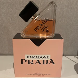 Prada paradoxe  - Säljer denna prada parfymen 90ml, luktar jätte gott. Det är bara att höra av sig om det finns några frågor. Den är endast använd några gånger.
