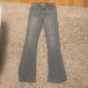 Midwaist bootcut jeans - Grå bootcut jeans med vanlig midja. Dom är i helt ok skick. Dom är i storlek m men dom är som en s