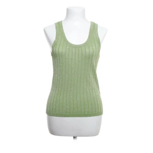 Grönt glittrigt linne  - Säljer denna topp från zara som inte används och är i väldigt fint skick!