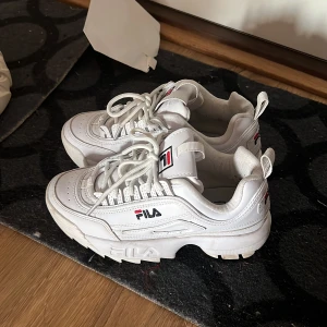 Fila sneakers  - Fila sneakers stl 36, den är fortfarande nya, har bara använda några gånger.  (vi kan förhandla om priset) 