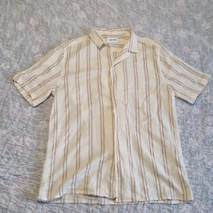 Kortärmad skjorta - Endast använd 2 gånger och är i toppenskick. Ny pris 600 mitt pris 400