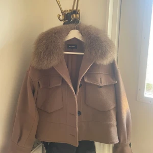 Meotine Jacka beige xs/s - Säljer min fina Meotine Jacka som inte kommer till andvändning längre! Är i väldigt bra skick förutom en knapp som saknas på ena fickan. Skriv privat om ni är intresserade eller vill ha mer bilder!💗💗