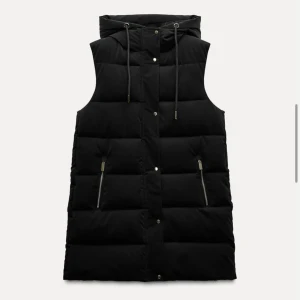 Zara väst - Säljer min svarta zara väst, använt några gånger. Storlek M, dragkedjan har fastnat på ena fickan men annars är den i bra skick💕