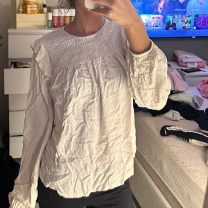 Blus  - Helt ny har kvar prislappen 