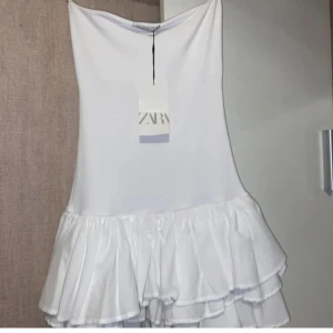 Zara klänning  - Använd en gång på studentkvällen, inga defekter. Ny kostar 399kr och är slutsåld.