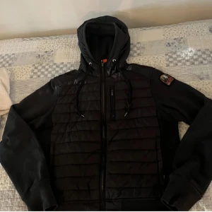 Parajumper cardigan - Säljer nu min parajumper cardigan, bra skick. tar emot byten!