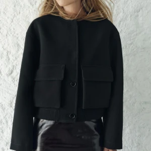 Svart jacka  - Säljer denna helt nya svarta jackan från Zara i storlek M! Är ganska kort i modellen så sitter som en normal S💖 Använd en gång!! Köpt för 860kr! 