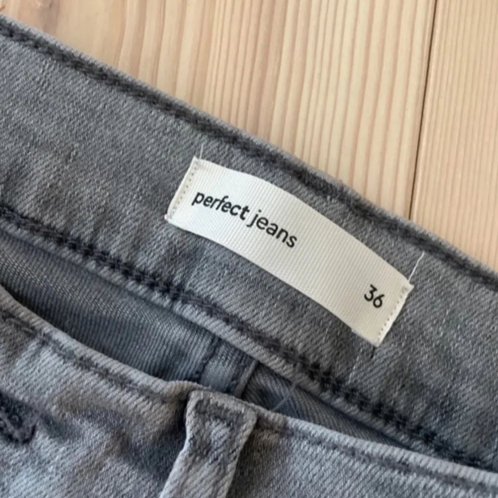 Snygga grå bootcut jeans med en klassisk femficksdesign. De har en bekväm passform och är perfekta för en avslappnad stil. Jeansen är tillverkade i ett mjukt och stretchigt material som ger en skön känsla hela dagen. Dem är i storlek 36 och dem är tall i benen. Farkut & Housut.
