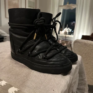 Inuikii full leather wedge 38 - Väldigt bra skick! Köpta för 3899:- säljes nu för 2000. 