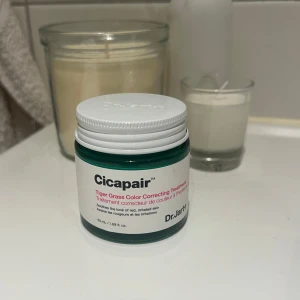 Dr jart Cicapair Tiger Grass Color Correcting Treatment - Nypris 455kr. Använd super lite (kolla foto) 50ml Cicapair Tiger Grass Color Correcting Treatment från Dr. Jart+ är en grönaktig kräm som hjälper till att neutralisera rodnad och jämna ut hudtonen. Perfekt för känslig hud som behöver lugnas och skyddas mot irritation.