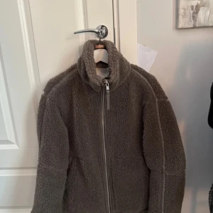 Hm teddyjacka - Säljer min teddyjacka från hm, använd något fåtal gånger bara. Slutsåld på hemsidan💗