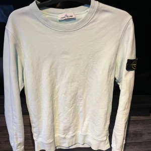 Stone Island - Säljer en stilren ljusblå tröja från Stone Island med deras ikoniska märke på ärmen. Äkta. Storlek M men passar S cond 10/10 inga fläckar eller difekter nån stans. Nypris runt 4000kr