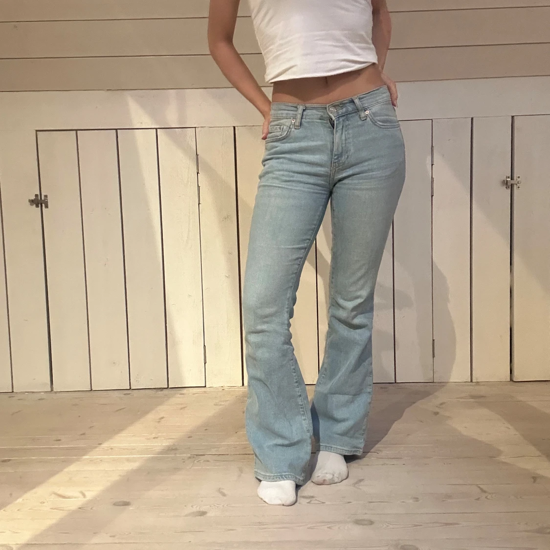 Ljusblå bootcut jeans- Gina Tricot 