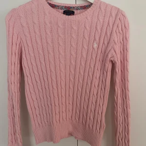 Rosa stickad tröja från Polo Ralph Lauren - Den är ljusrosa och supersnygg. Från Ralph Lauren, den är i storlek L i tjej storlek men jag bär Xs och den passar mig bra. Har bild om du vill ha :)