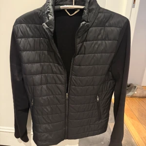 Svart cardigan - Säljer nu denna feta cardiganen från Mango i storlek L🔥. Sparsamt använd dock ett litet hål i vänster axel (bild 4). Pris kan diskuteras🙌