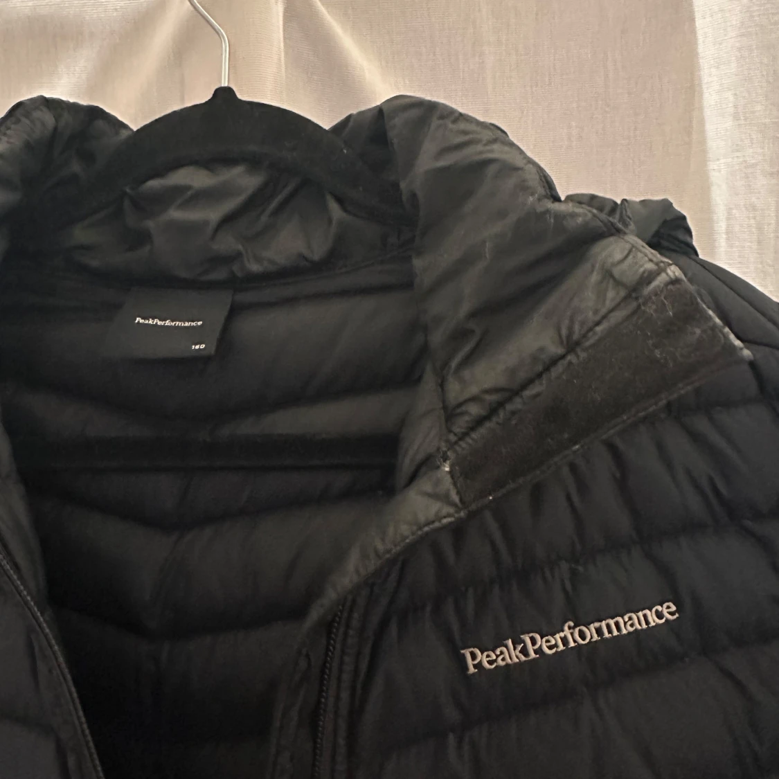 Svart dunjacka från Peak Performance - 91