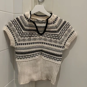 Unik t-shirt  - Jättecool svart mönstrad blus/ stickad t-shirt. Köpt på zara men säljs inte längre. Perfekt till våren och sommaren. Skorv privat vid frågor!!❤️
