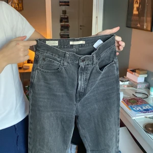 Svarta/grå bootcut jeans - Jag säljer dessa Levis jeans då dom inte passar! De är i bra skicka och inga defekter finns. Hög midja och i grå/svart färg. Måtten W25 L32. 💞 Hör av vid fler frågor!!