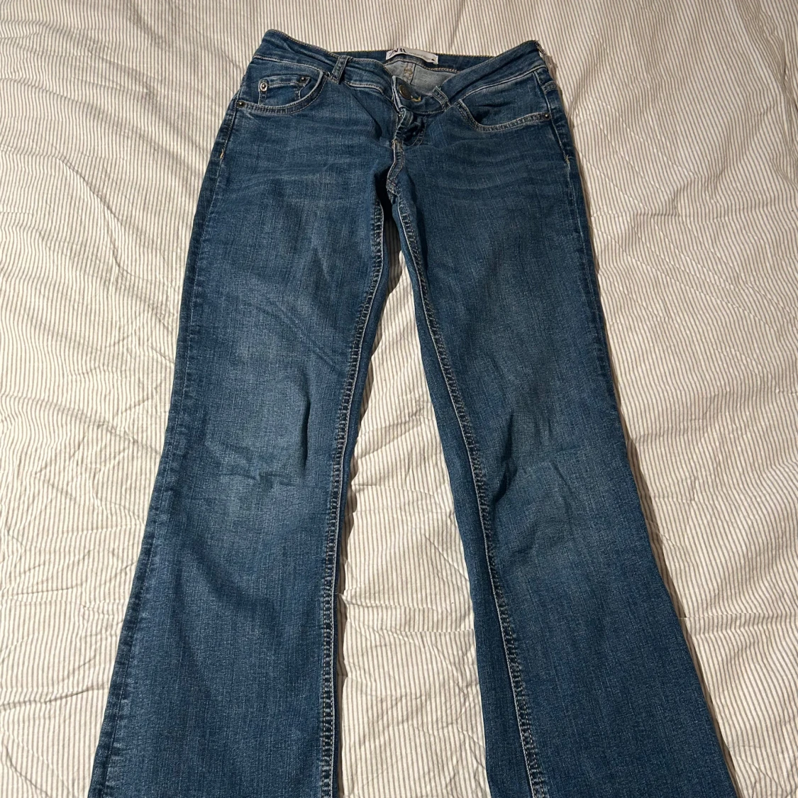 Mörkblå lowwaist bootcut jeans från Zara - 92