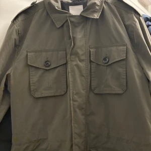 J Lindberg field jacket - Tjenare “Säljer denna riktigt snygga och ovanliga J.Lindeberg-jacka som passar perfekt nu till vår. Modell: BAILEY. Storlek: M. Skick: 9/10. Nypris: 4000 kr. Säljes nu för 1500 men inte huggit i sten. Tveka inte att höra av er med frågor!