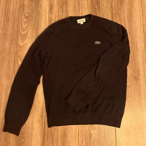Stickad tröja från Lacoste - Säljer mina navy blå stickad tröja från Lacoste. Bra skick o nya priset 1195kr. Pris kan vi diskutera 🤞🏿💯