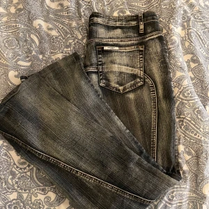 Grå jeans från MissEdith - Snygga grå jeans från MissEdith med en cool tvättad look. De har en klassisk femficksdesign och en bekväm passform. Dem är lite utsvängda men inte jätte. As skönt material, midjemåttet är 42 isch.💞