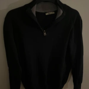 Mörkblå tröja med halfsip från LTB - Marin blå stickad tröja med half sip från LTB. Tröjan är i ett bra skicks, noll slitningar eller hål. Tvättas innan den säljs. 