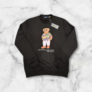 Ralph Lauren tröja - Svart Ralph Lauren sweatshirt med Polo Bear tryck på! Tröjan är helt ny med prislapp.     Storlek: M 