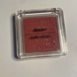 Rosa rouge från & Other Stories - Säljer ett rosa rouge från & Other Stories. Kompakt förpackning med genomskinligt lock. Färgen: applebloom pink 