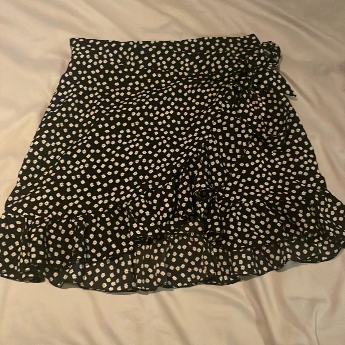 Svart blommig omlottkjol