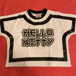 Hello Kitty topp från Jimmy Paul - Säljer en cool vit och svart topp från Jimmy Paul med Hello Kitty-tryck. Aldrig använd. Köpte i Nederländerna för ett pr år sedan. Priset går att diskutera och jag möts gärna upp i Stockholm:333