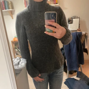 Mörkgrå stickad polotröja - Säljer en mörkgrå stickad polotröja med lång ärm. Materialet är 100% ull. Perfekt för kyliga dagar. Ribbad detaljer vid ärmslut och nederkant. Vet ej märket men lägger till som Zara. I storlek xs men skulle säga passar s också. Skriv för fler frågor! Pris kan diskuteras.💗