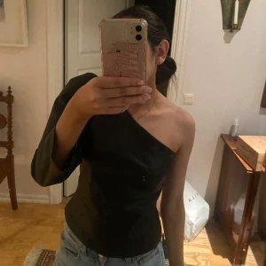 Topp - Topp från mango i nyskick. Hör av dig vid frågor❤️