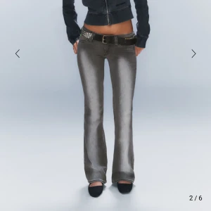 Weekday BOOTY BEI LOW WAIST SKINNY BOOTCUT JEANS - Weekday BOOTY BEI LOW WAIST SKINNY BOOTCUT JEANS. Färg Dusted Gray. Strl 24/30. Helt nya, endast provade. 