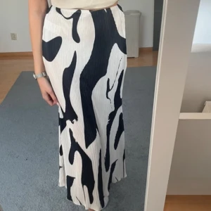 Svartvit långkjol med  mönster - Aldrig använd