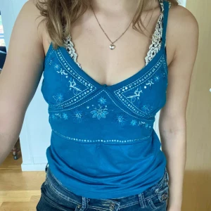 Blått linne - Snyggt linne med paljetter och broderi.💕