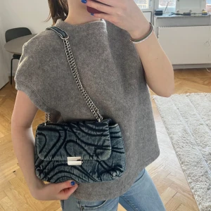 jeans väska - Säljer denna handväska så den inte används.❤️ köpt från zalando