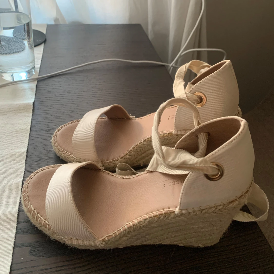 Beige kilklack med knytband - 90