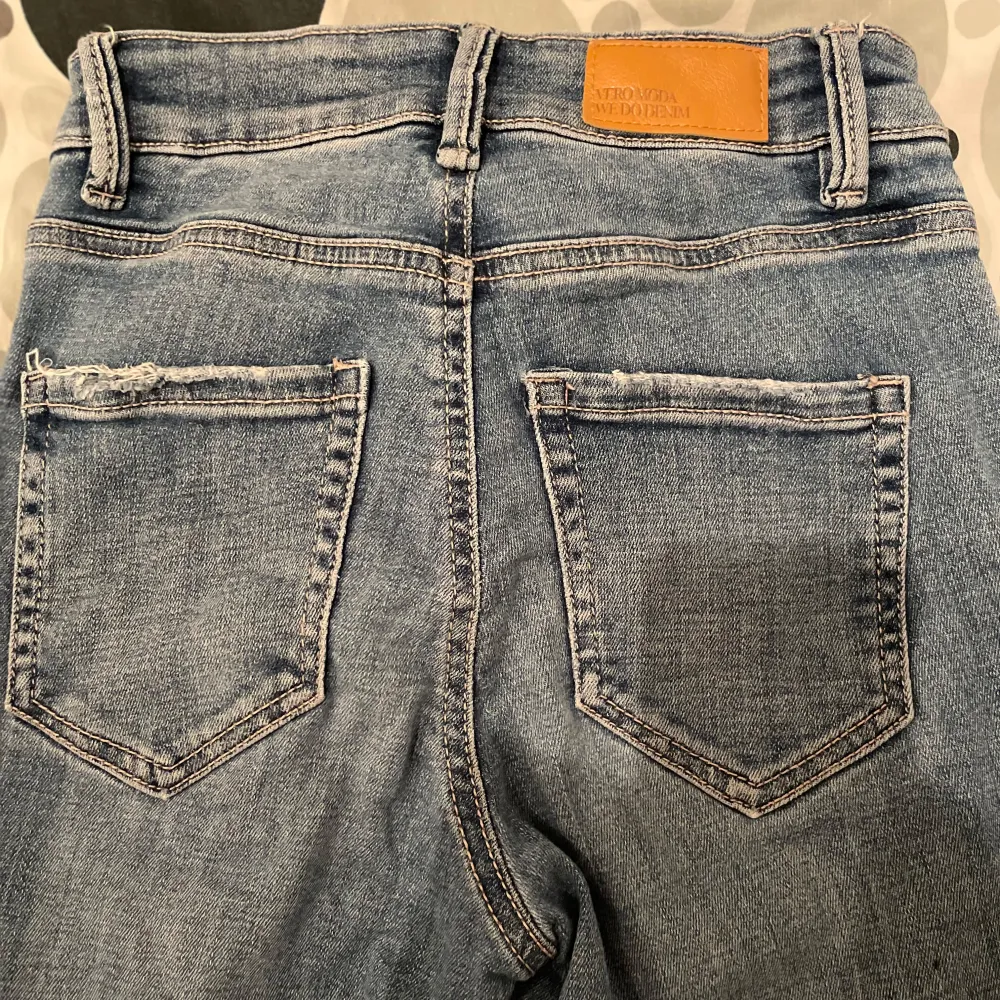 Snygga blå flaired jeans från Vero Moda!! 🩵🩵. Farkut & Housut.