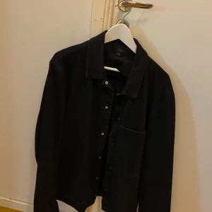 Svart långärmad skjorta - Snygg svart långärmad skjorta från asos 