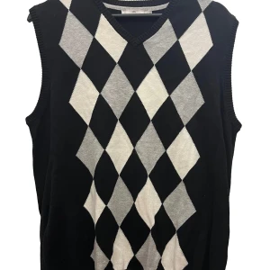 Svart och grå rutig väst - Snygg svart och grå väst! Går att styla mer casualt och uppklätt!💫💫 