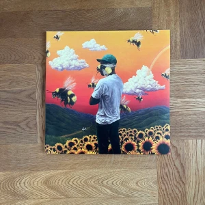 Flowerboy vinyl - Öppnad men nästan perfekt skick Flowerboy av Tyler the creator vinyl. Ända defekten är att pappret har böjts lite och kanske lite dammiga men båda går att lösas. Pris är inte fast 
