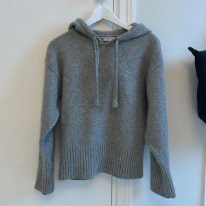 Grå stickad hoodie  - Säljer nu min Zara hoodie den är väldigt varm och en snygg hoodie helt änkelt❤️❤️❤️
