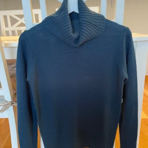 Janina mörkgrön polotröja, storlek 36 -  Snygg och stilren polotröja i mörkgrön färg. Tröjan har en figursydd passform och en bekväm, mjuk känsla.  *Perfekt för både vardag och festligare tillfällen. *Knappt använd, mycket bra skick. *Kommer från djurdritt och rökfritt hem. *Hel och ren.