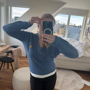Blå tröja från Lyle & Scott - Säljer en tröja från lyle and scott som används fåtal gånger, hör av dig vid frågor!