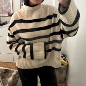 Randig tröja från & Other Stories - Säljer en supersnygg randig tröja med hög krage från & Other Stories 🖤🤍🖤🤍Storlek L men passar mig som brukar ha S/M🥰 den är så skön och perfekt nu när det är kallare🧚❄️🫶 så najs att den har så långa armar!! Säljer massa andra stickade tröjor också från & other stories m.m. 🩷🩷