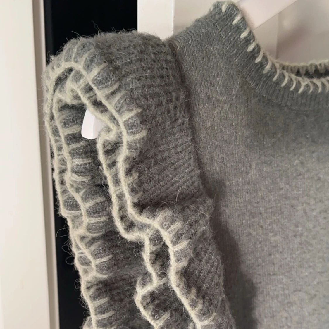 Grön stickad väst med volangdetaljer - 90