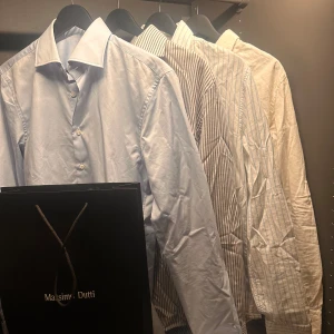 2 Premium Skjortor - 3 stycken fina märkes skjortor, en stenströms och en massimo dutti, alla är små storlekar och varierar lite i passform, va inte rädd o fråga! finns också att köpa individuellt 🔥den ljusblåa stenströms är såld!!