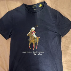 Polo Bear T-Shirt - Fet t-shirt från polo ralph lauren i mycket bra skick. Storleken är S och sitter som S. Skriv gärna vid funderingar