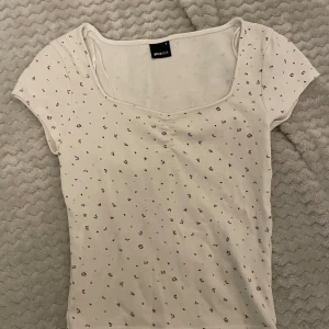 Vit topp från Gina Tricot - Vit topp från Gina Tricot med små blommor på🌸
